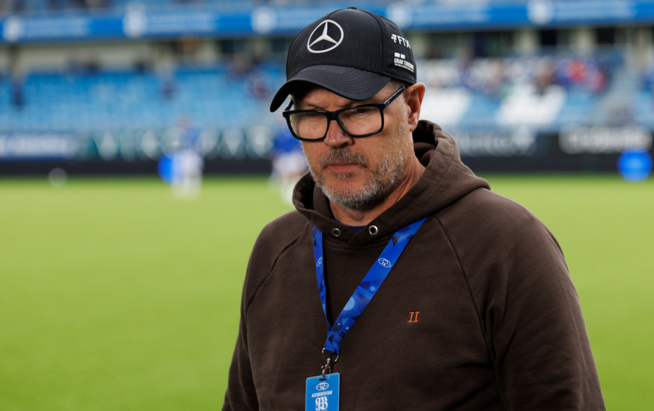 Molde 20240822. Aalesunds trener Kjetil Rekdal med i TV-sendingen hos Romsdals Budstikke før playoff kampen til Europa League i fotball mellom Molde og Elfsborg på Aker Stadion.