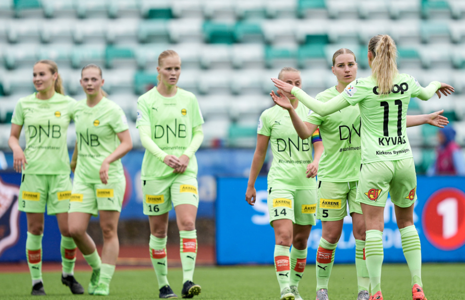 Bekkestua 20240622. LSK Kvinners Thea Kyvåg og Camilla Huseby etter kampslutt i toppseriekampen mellom Stabæk - LSK Kvinner på Nadderud Stadion.