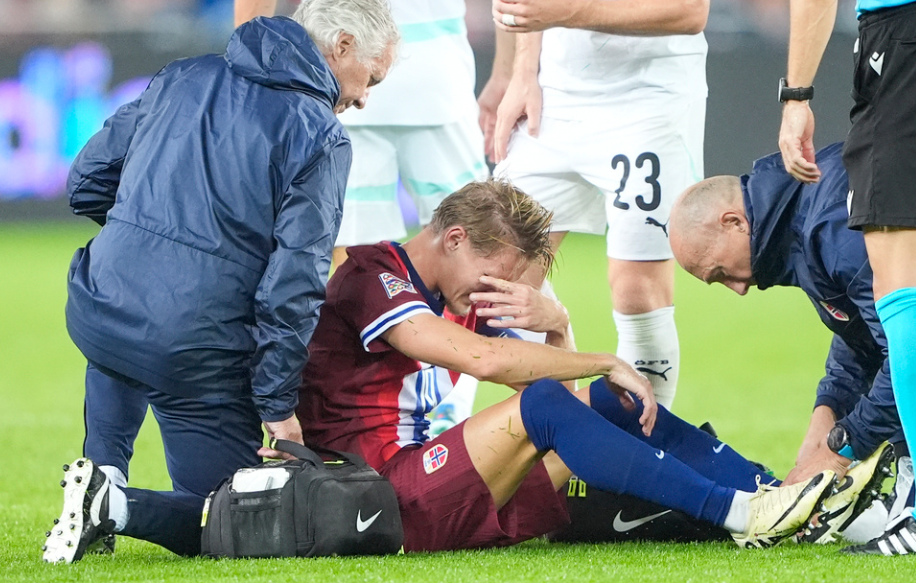 Oslo 20240909. Martin Ødegaard med skade og store smerter under fotballkampen i Nations League mellom Norge og Østerrike på Ullevaal Stadion