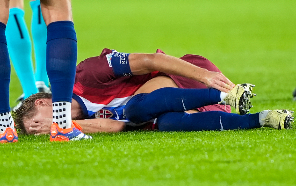 Oslo 20240909. Martin Ødegaard med en skade under fotballkampen i Nations League mellom Norge og Østerrike på Ullevaal Stadion. 