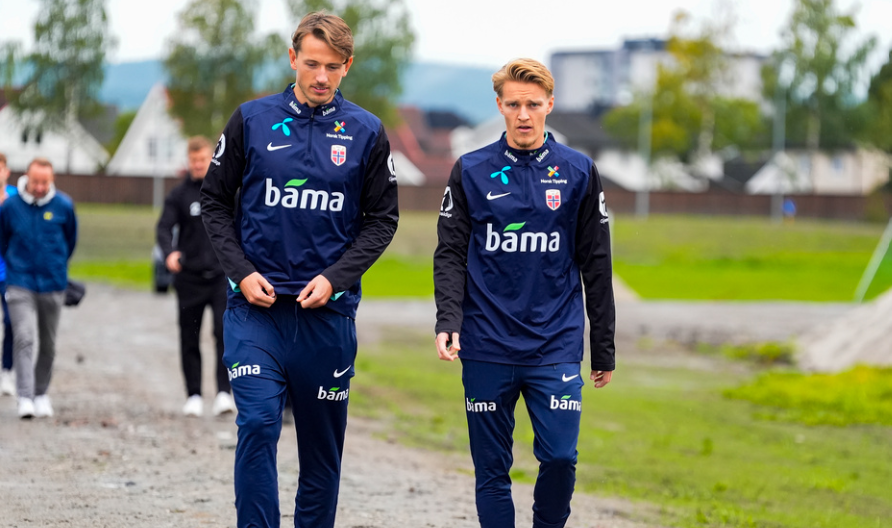 Oslo 20240903. Sander Berge og Martin Ødegaard under trening før kampene mot Kasakhstan og Østerrike