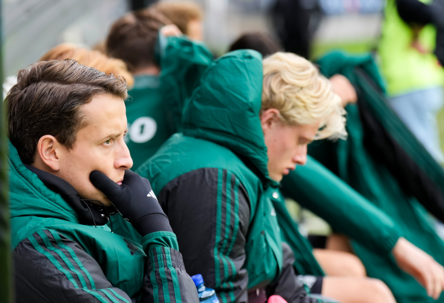 Trondheim 20240922. Rosenborgs Ole Sæter på benken før eliteseriekampen i fotball mellom Rosenborg og Haugesund på Lerkendal stadion. 