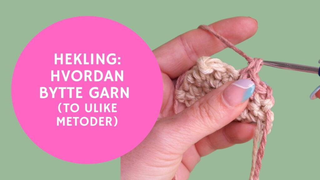 En hånd med lyseblå neglelakk holder en heklekrok og utfører en teknikk for å bytte garn. Garnet er i to farger, beige og rosa, og heklekroken jobber med rosa garn. Den rosa sirkelen til venstre har teksten "Hekling: Hvordan bytte garn (to ulike metoder)".