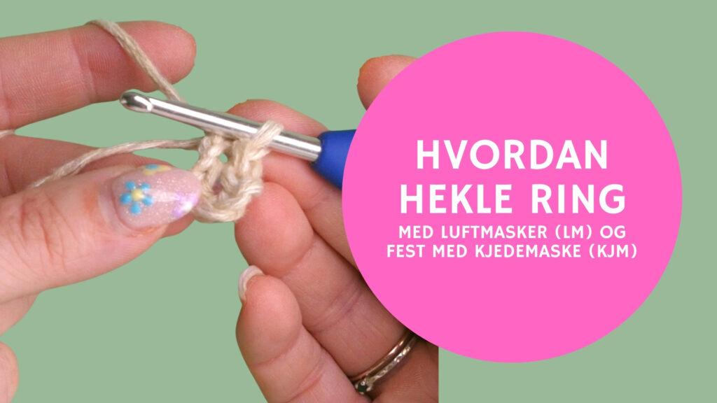 Hånden holder en heklekrok som lager en ring av luftmasker med beige garn, med kjedemaske for å feste. Teksten i rosa sirkelen sier "Hvordan hekle ring med luftmasker (LM) og fest med kjedemaske (KJM)".