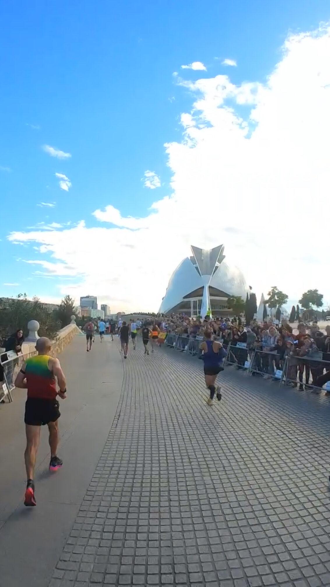 Rett før mål i Valencia Marathon.