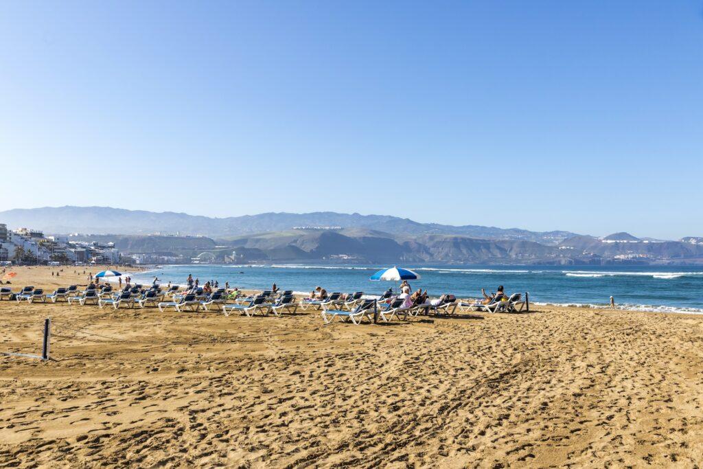 Las Palmas byr på både strand og byliv på Gran Canaria. Playa de Las Canteras strekker seg hele tre km og regnes som en av Europas beste strender. 