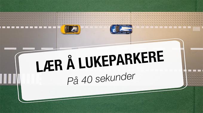 Bildet viser en enkel illustrasjon av to biler parkert langs en vei med en tekstboks over som sier "Lær å lukeparkere på 40 sekunder". Bilen som skal lukeparkere, er gul, mens den allerede parkerte bilen er blå. Veien er tydelig avgrenset med kjørefelt og en fotgjengerovergang, og bildet gir en instruktiv og pedagogisk følelse, med fokus på enkel opplæring i lukeparkering.