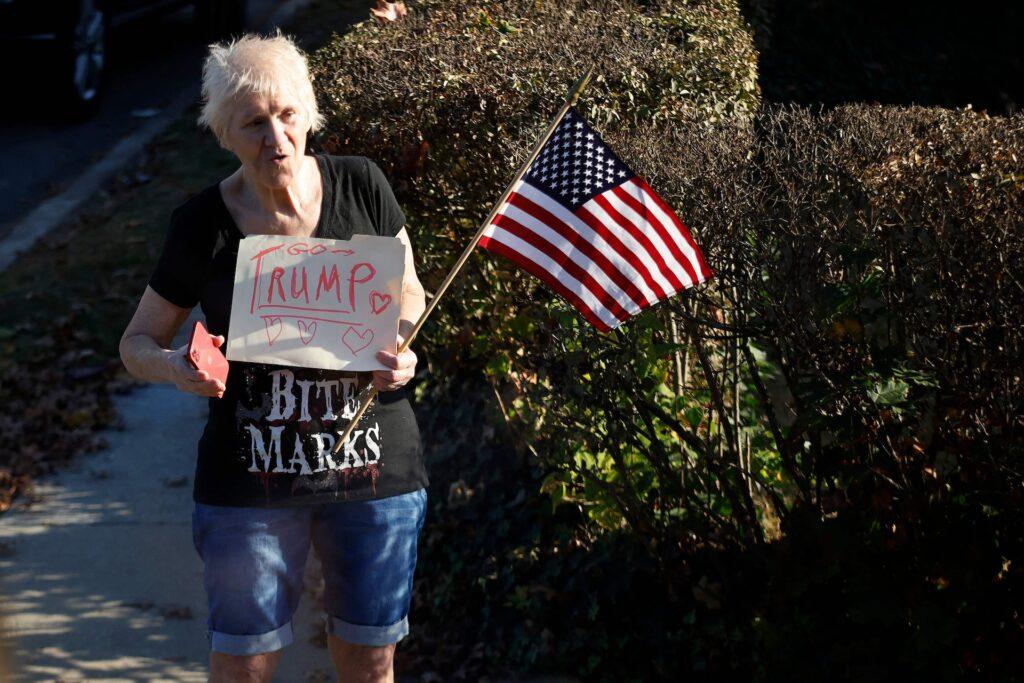Pennsylvania, USA - en velger venter på at Donald Trump sin bilkortesje skal passere. 