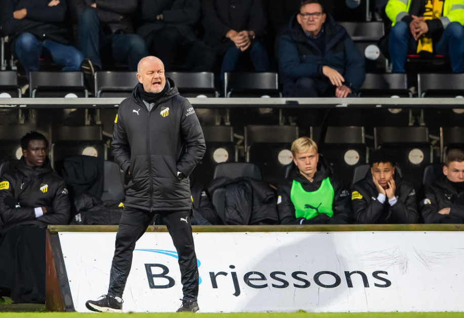 HÄLLEVIK, SVERIGE 20231029. Häckens tränare Per-Mathias Högmo under söndagens fotbollsmatch i allsvenskan mellan Mjällby AIF och BK Häcken på Strandvallen. Kampen endte 2-1.