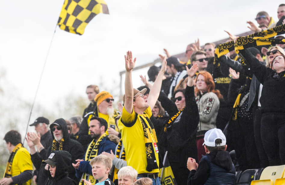 Raufoss 20240508. Raufoss supportere før 4. runde i fotball NM for menn mellom Raufoss og FFK på Nammo stadion