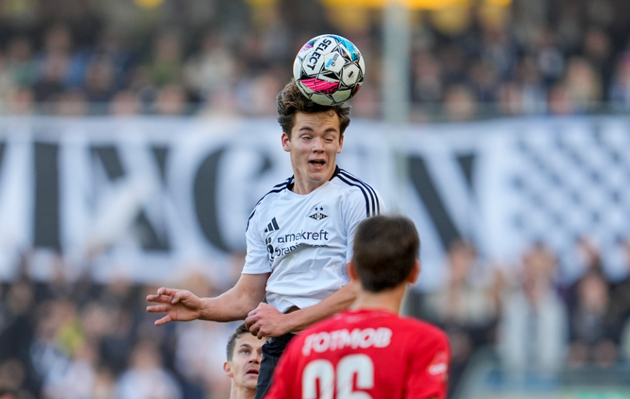 Trondheim 20241020. Rosenborgs Sverre Nypan header ballen under eliteseriekampen i fotball mellom Rosenborg og Brann på Lerkendal stadion. 