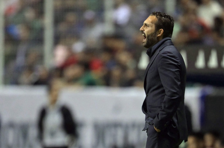 Valencia's coach Rubén Baraja gives instructions to his players during the international friendly football match between Mexico's national football team and Spain's Valencia CF at the Cuauhtemoc Stadium in Puebla, Mexico, on October 12, 2024.