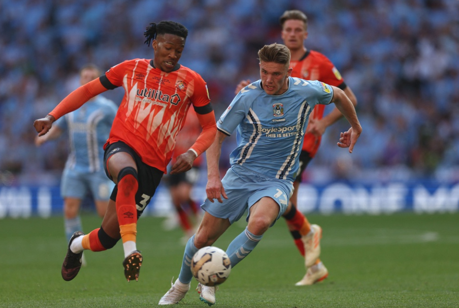 Coventry City's Swedish striker Viktor Gyökeres (R) vies with Luton Town's English defender Gabriel Osho (L) during the English Championship play-off final football match between Coventry City and Luton Town at Wembley Stadium in London on May 27, 2023.