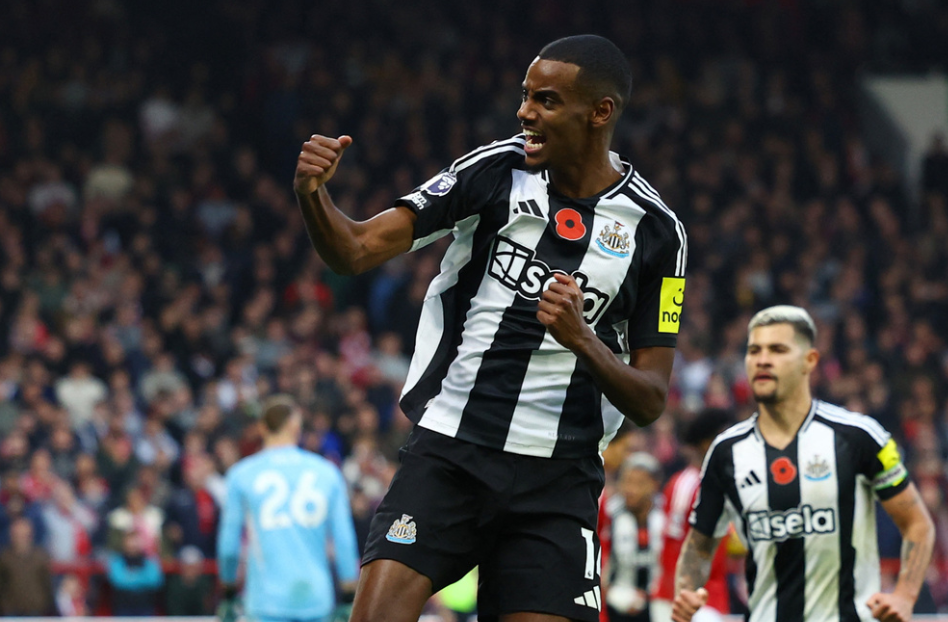 Soccer Football - Premier League - Nottingham Forest v Newcastle United - The City Ground, Nottingham, Britain - November 10, 2024 Newcastle United's Alexander Isak celebrates scoring their first goal