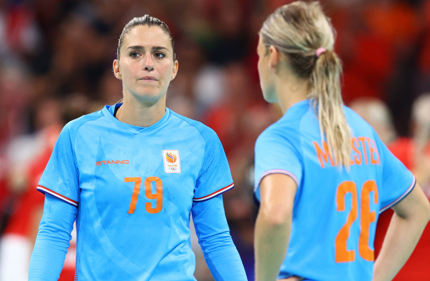 Paris 2024 Olympics - Handball - Women's Quarterfinal - Denmark vs Netherlands - Lille, Pierre Mauroy Stadium, Villeneve-d'Ascq, France - August 06, 2024. Estavana Polman of Netherlands reacts after losing the match