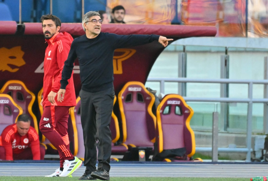 Roma's headcoach Ivan Juric gestures during the Italian Serie A football match between AS Roma and Bologna FC at the Olympic Stadium in Rome on November 10, 2024.