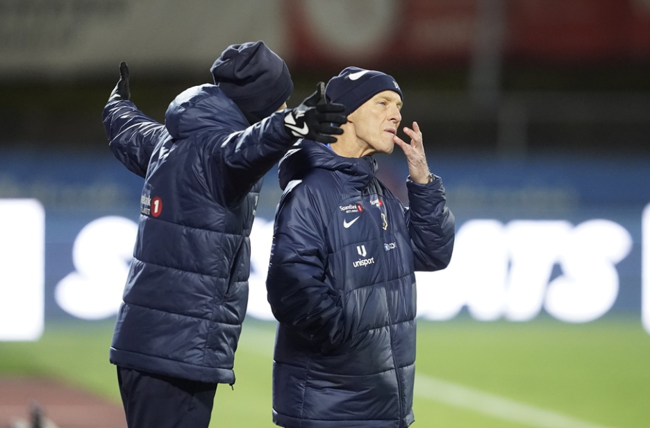 Bekkestua 20231105. Bob Bradley og sønnen Michael Bradley under eliteseriekampen i fotball mellom Stabæk og Bodø/Glimt på Nadderud stadion i Bærum søndag.