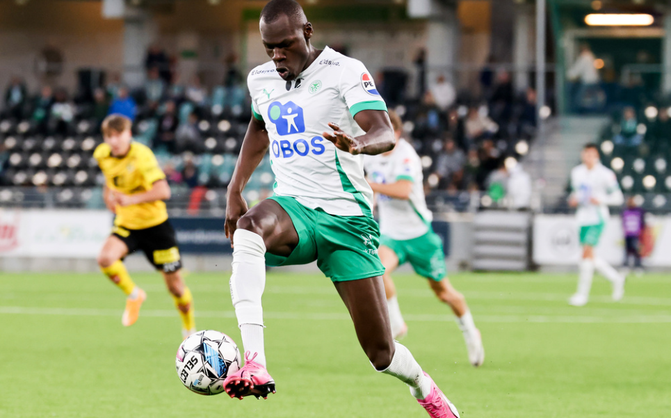 Hamar 20240921. HamKams Moses Mawa med ballen under eliteseriekampen i fotball mellom HamKam og Lillestrøm på Briskeby Stadion.