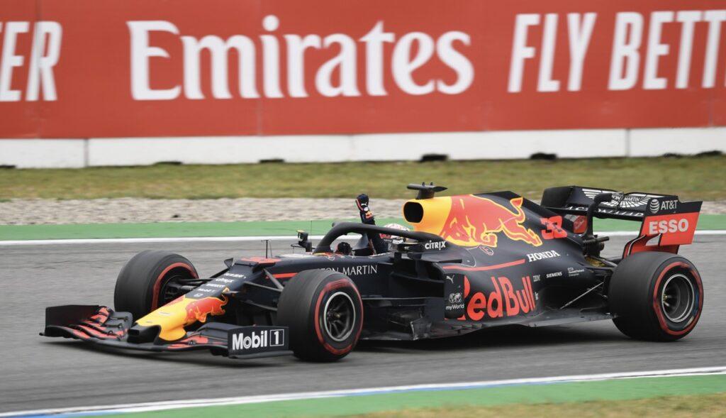 Max Verstappen feirer seieren i den tyske Grand Prix med Red Bull-racerbilen på Hockenheimring-banen.