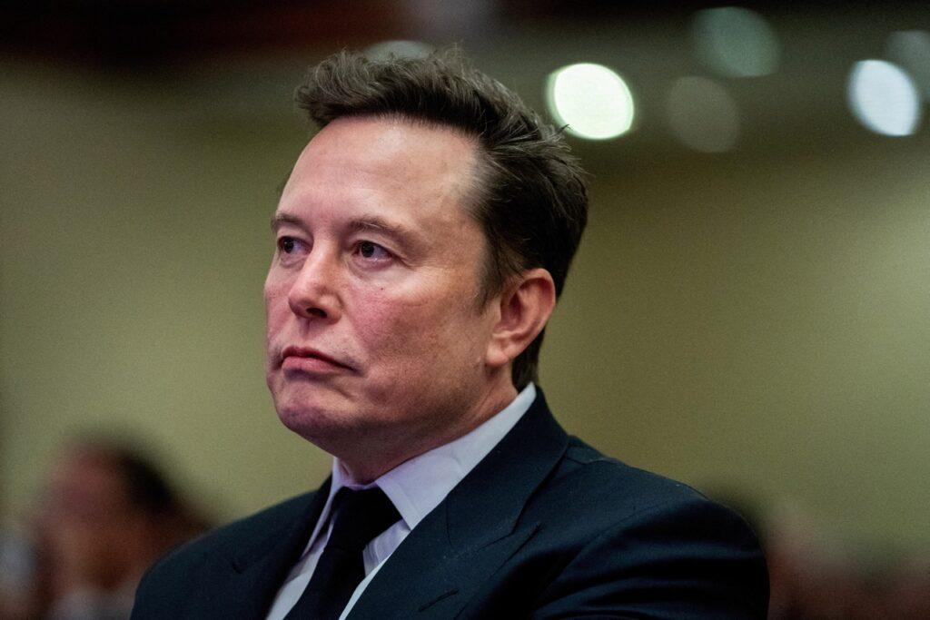 Elon Musk lytter under et møte med påtroppende president Donald Trump og republikanske representanter på Hyatt Regency Hotel i Washington, 13. november 2024.