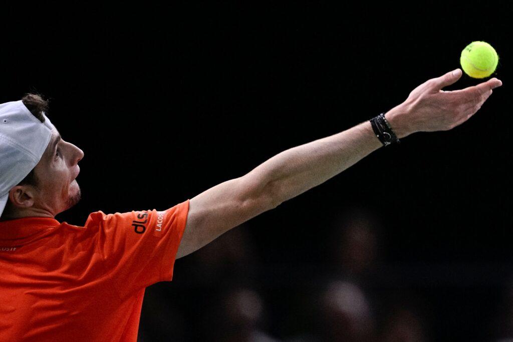 Bildet viser Frankrikes Ugo Humbert som server til Tysklands Alexander Zverev under finalen i menns single på dag syv av Paris ATP Masters 1000-turneringen, Accor Arena - Palais Omnisports de Paris-Bercy i Paris, 3. november 2024. Humbert er iført en rød t-skjorte og hvit caps bak-frem, i ferd med å kaste ballen opp for serve.
