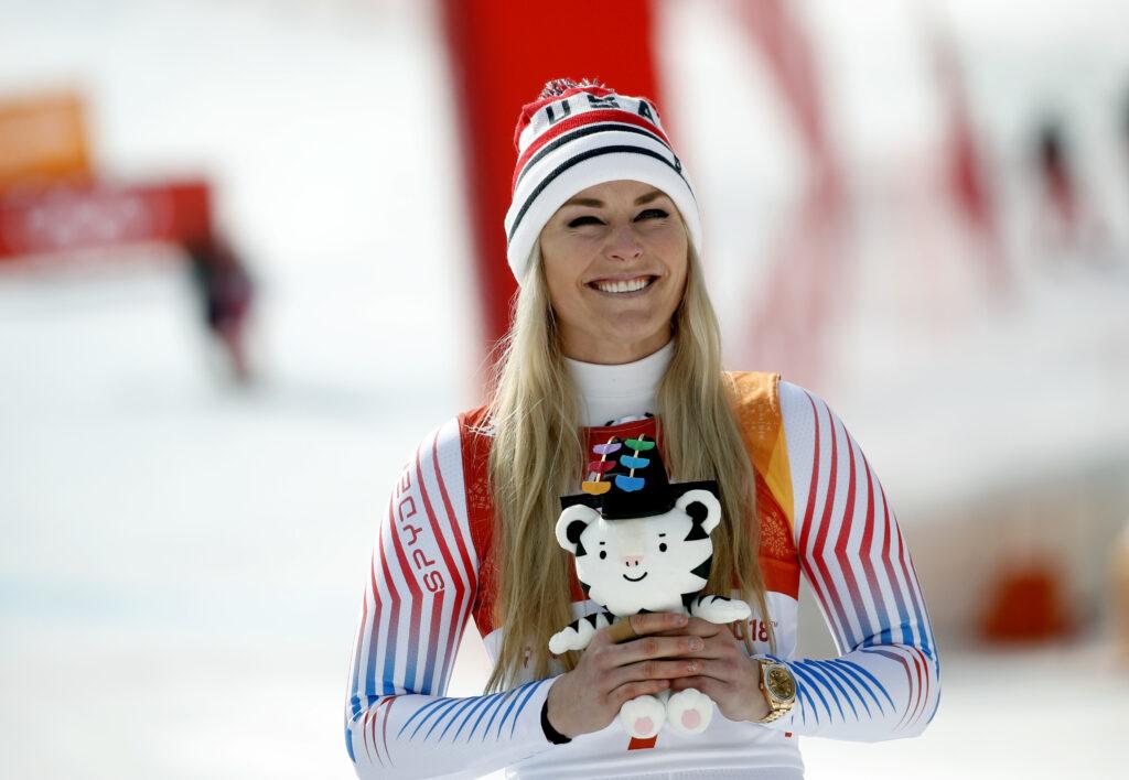 Lindsey Vonn smilende under blomsterseremonien etter bronsemedaljen i utfor under Vinter-OL i 2018 i Jeongseon, Sør-Korea.