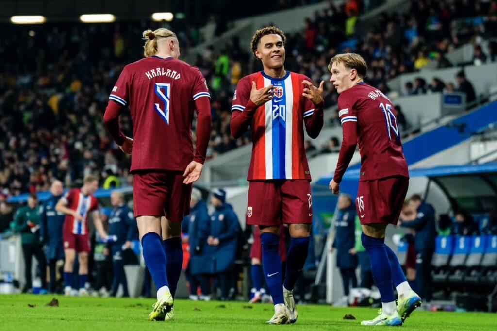 Norges fotballspillere, inkludert Antonio Nusa, jubler etter å ha scoret mål mot Slovenia.