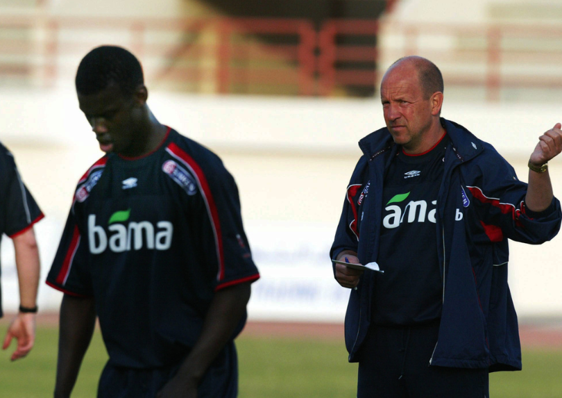 DUBAI 20030123 : Trener for A-landslaget i fotball ,Nils Johan Semb, gir instruksjoner til Pa-Modou Kah (til venstre) under treningen i Dubai torsdag. Søndag spiller Norge landskamp mot De Forente Arabiske Emirater i Dubai.