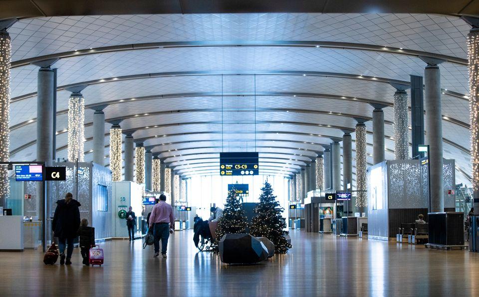 Bilde av et julepyntet Gardermoen. nå skal normen fly hjem til jul. dette bør du passe på før julaften.