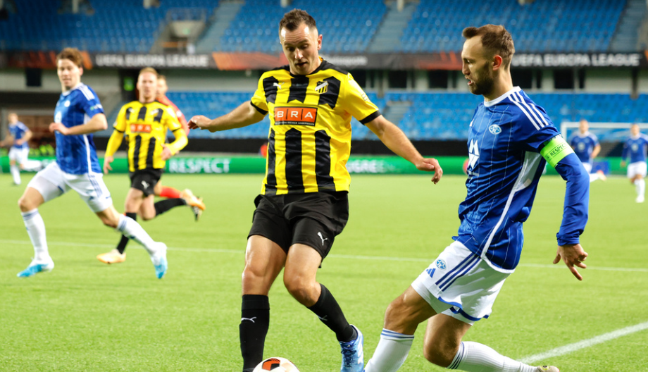 Molde 20231026. Häckens Even Hovland (tv) og Magnus Wolff Eikrem under Europa League kampen i fotball mellom Molde og BK Häcken på Aker Stadion.