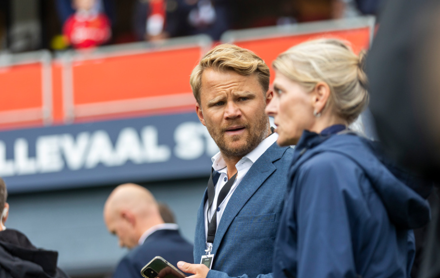 Oslo 20230504. Viaplay reporter Jonas Bergh-Johnsen før treningskampen mellom Manchester United og Leeds United på Ullevaal Stadion