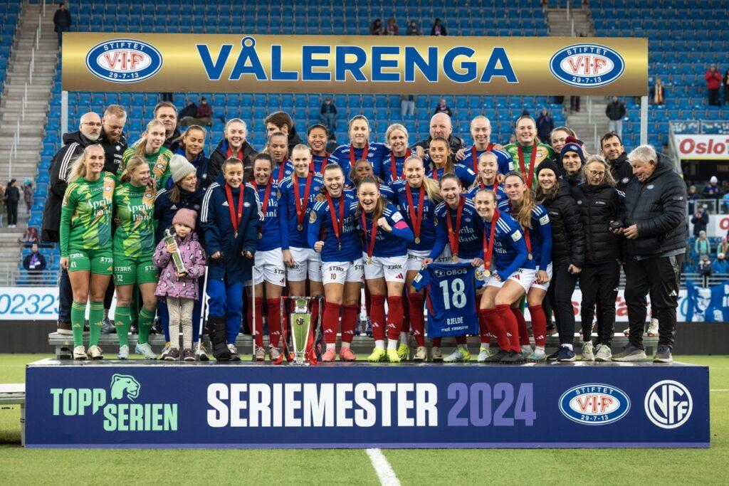 Vålerenga kvinner feirer seriemesterskapet i Toppserien 2024 på Intility Arena i Oslo.