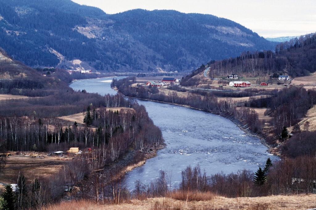 Elven Gaula renner gjennom Midtre Gauldal i Sør-Trøndelag med landlige omgivelser.