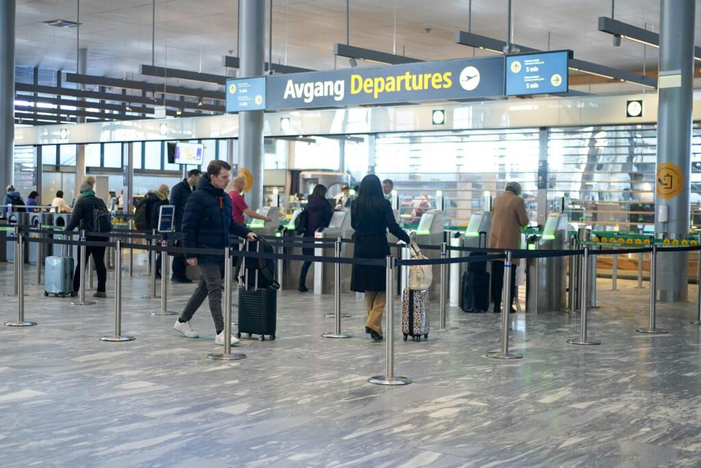 Bilde av sikkerhetskontrollen på Gardemoen flyplass. Jula er travel. 130 000 skal ut å fly bare på fredag 20. desember. Det kan være lurt å være forberedt på lange køer.