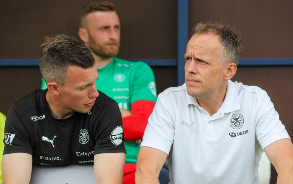 Sandefjord 20240627. HamKams assistenttrener Tom Dent (t.v.) og trener Jakob Michelsen før eliteseriekampen i fotball mellom Sandefjord og HamKam på Jotun arena.