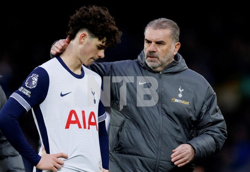 Soccer Football - Premier League - Everton v Tottenham Hotspur - Goodison Park, Liverpool, Britain - January 19, 2025 Tottenham Hotspur's Archie Gray and manager Ange Postecoglou look dejected after the match