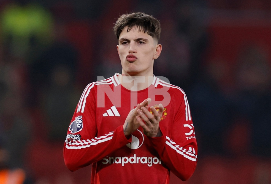 Soccer Football - Premier League - Manchester United v Southampton - Old Trafford, Manchester, Britain - January 16, 2025 Manchester United's Alejandro Garnacho applauds fans after the match