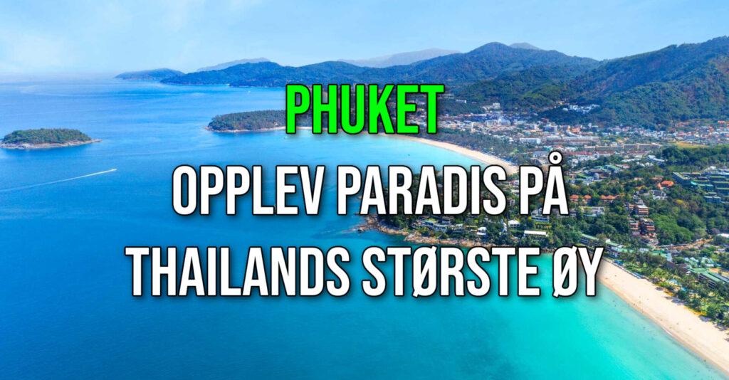 Bildet viser en fantastisk flyfoto av Phuket, Thailands største øy, med en lang, gyllen sandstrand som strekker seg langs det turkise havet. Grønne fjell danner en vakker bakgrunn, mens små øyer skimtes i det fjerne. Teksten "Phuket – Opplev paradis på Thailands største øy" er plassert i sentrum av bildet, med "Phuket" fremhevet i grønt for å skape en tropisk og innbydende følelse.