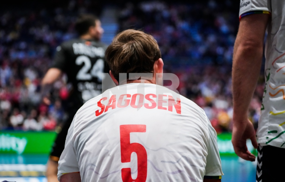 Fornebu 20250122. Norges Sander Sagosen måtte gå av banen under VM-kampen i håndball mellom Norge og Spania i Unity Arena.