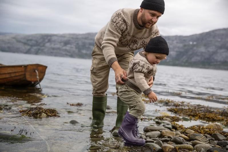 Strikk like gensere til far og barn med Nautagenseren og Mini – maritime oppskrifter fra Hardbarka Design.