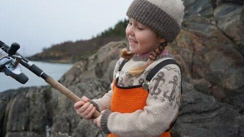 Strikk like gensere til far og barn med Nautagenseren og Mini – maritime oppskrifter fra Hardbarka Design.
