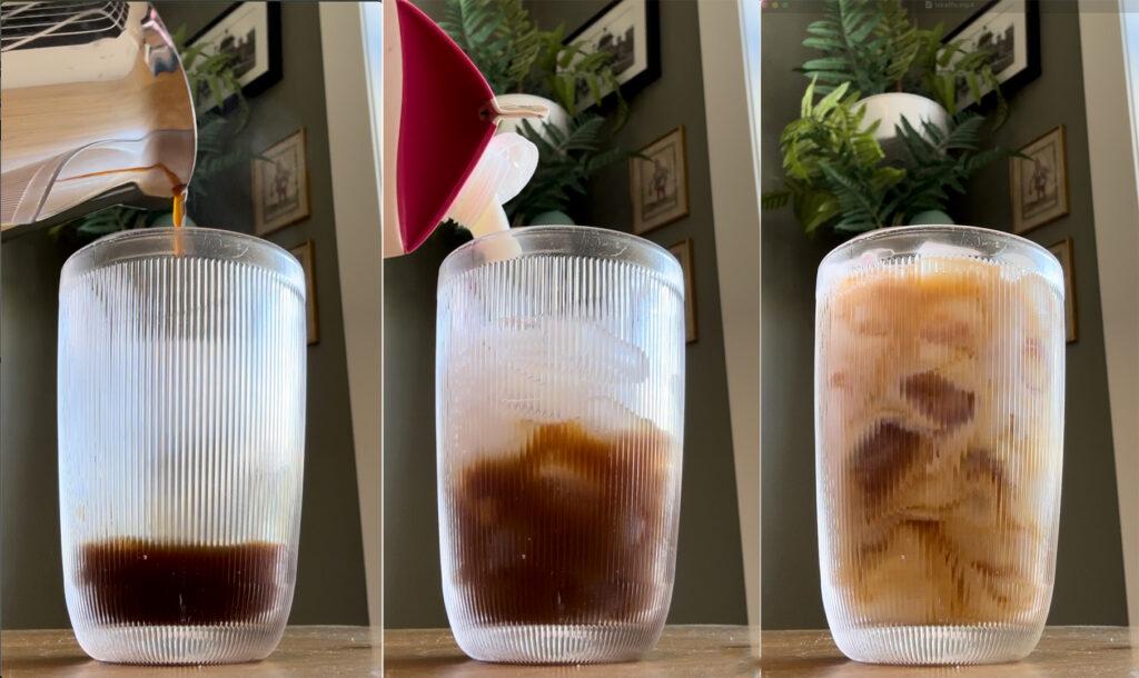 Et tredelt bilde som viser fremgangsmåten for å lage iskaffe i et rillet glass: Venstre bilde: Varm kaffe helles fra en espressokanne ned i et stort glass. Kaffestrålen er tydelig, og man ser damp stige opp fra væsken. Glasset er tomt bortsett fra en liten mengde kaffe i bunnen. Midtre bilde: Glasset er nå fylt med isbiter, og kald melk helles over kaffen fra en rød trakt med tut. Kaffen og melken blander seg delvis i en virvel. Høyre bilde: Glasset er fullt og viser en ferdig iskaffe med tydelige mønstre der melken har blandet seg med kaffen. Isbitene flyter øverst, og fargen er kremet lysebrun. I bakgrunnen sees grønne planter og innrammede bilder på en vegg.