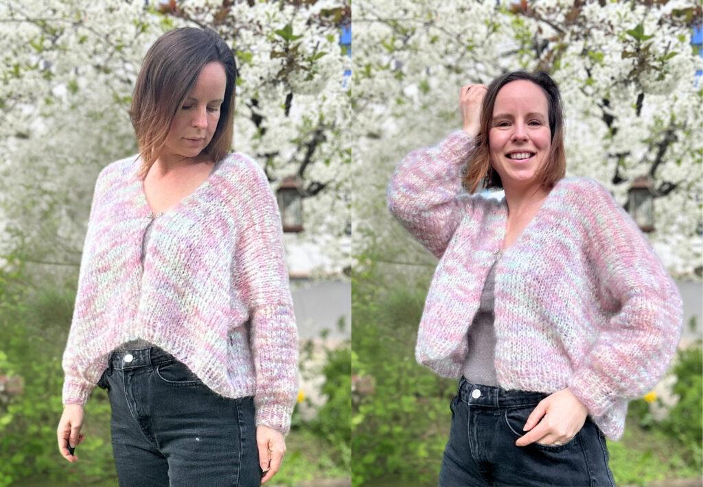 To bilder av en kvinne som har på seg Sukkerspinnjakken, strikket i håndfarget Fat Mohair i pastellfarger som rosa, mint og lavendel. Jakken har en kort, rett fasong med V-hals og ribbestrikkede kanter. Hun står ute foran blomstrende trær i vårlys, som fremhever jakkens luftige og lette uttrykk. Jakken lukkes med en enkel pynteknapp øverst.