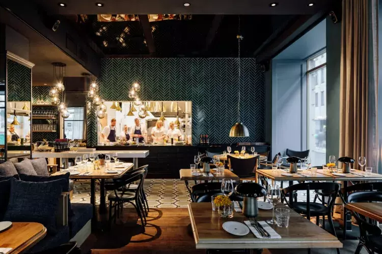 Drøm deg bort i deilig mat og fantastisk design hos Atlas Brasserie. Restauranten ligger sentralt til og har tilhørighet til Petter Stordalens fantastiske hotell Amerikalinjen.