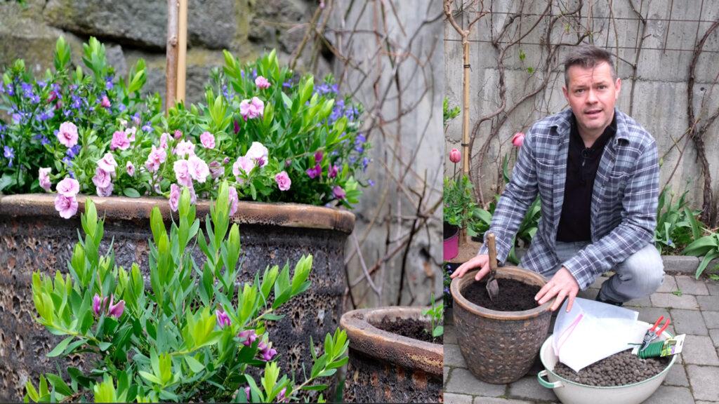 Mann sitter ved blomsterpotter med jord i.