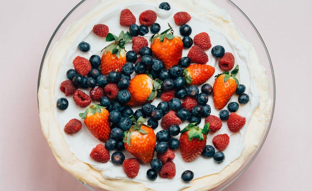 Bilde av 17. mai-kaken pavlova, en vegansk versjon av Pavlova toppet med friske bær.