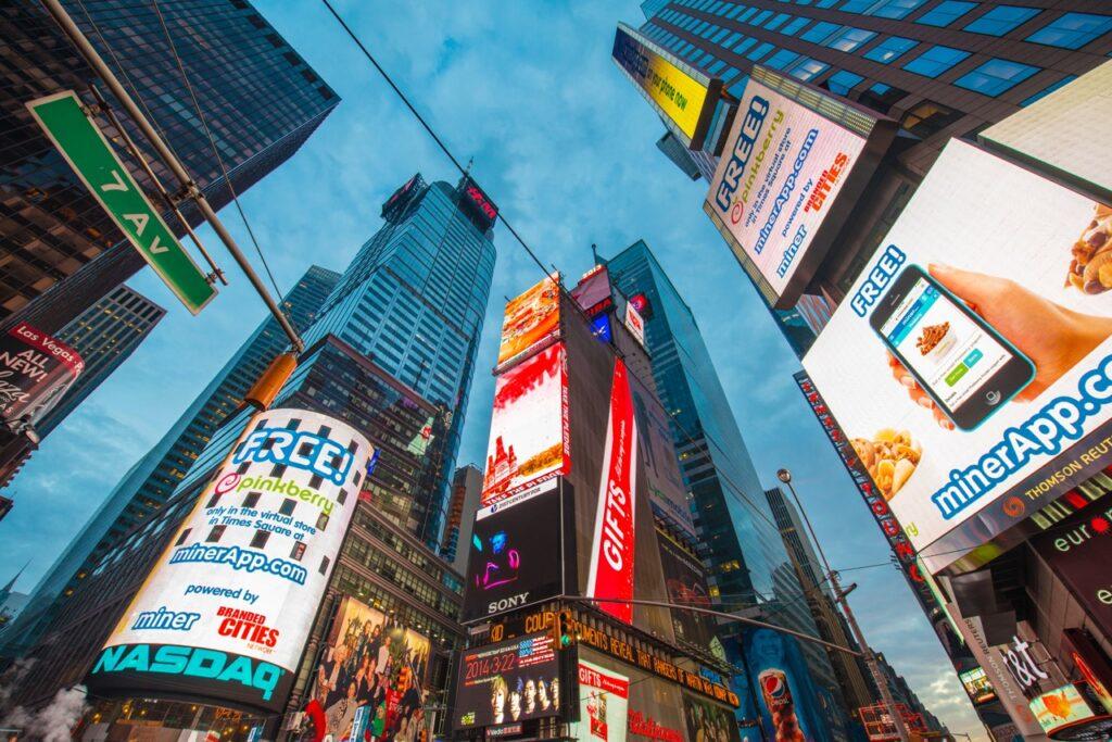 Bilde av Times Square i New York en kveld med lys og reklameplakater.