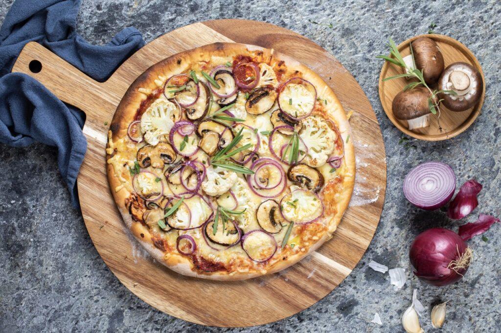 Bilde av vegetar pizza med blomkål og aromasopp