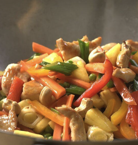 Midten: Middagstips kyllingwok med sursøt saus og masse herlige grønnsaker. Her får du 10 kjappe, sunne og enkle oppskrifter på middager du lager på under 30 minutter.