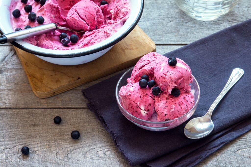 skåler med rosa is dekorert med blåbær. Her får du 3 oppskrifter på hjemmelaget is som er perfekt til 17.mai! Eller når du er fysen på hjemmelaget fløteis, saftis eller yoghurtis.